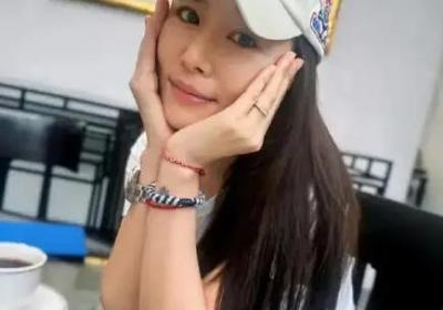 林心如晒女儿镜头中的自己：双手捧脸，看向镜头，眼神中满是母爱
