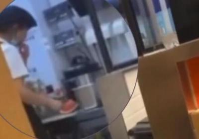 coco都可员工切西瓜时偷吃西瓜心 门店店长：此事属实