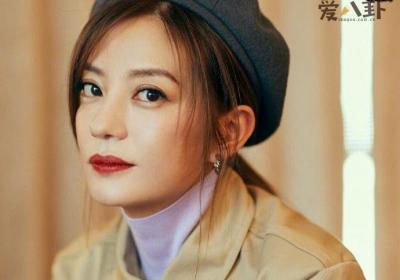 赵薇深夜发文晒与男子合照引热议, 赵薇真的离婚了吗？