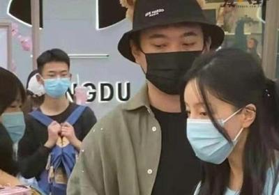 王思聪带美女网红宋美娜逛街, 女方被质疑是王思聪新女友